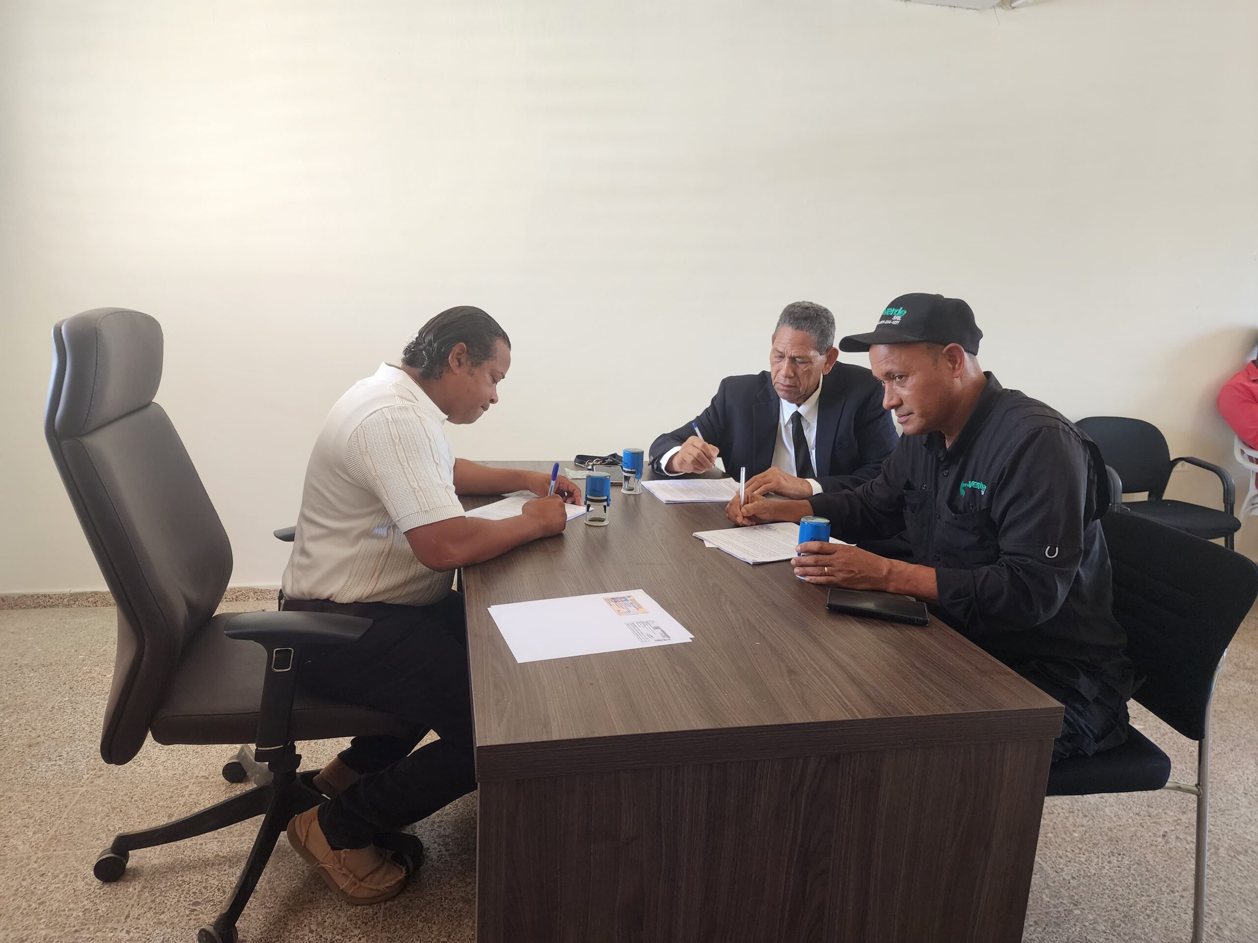 AYUNTAMIENTO MUNICIPAL DE OVIEDO FIRMA CONTRATO PARA LA CONSTRUCCIÓN DE PARQUE TEMÁTICO DE FAUNA Y FLORA ENDÉMICA.